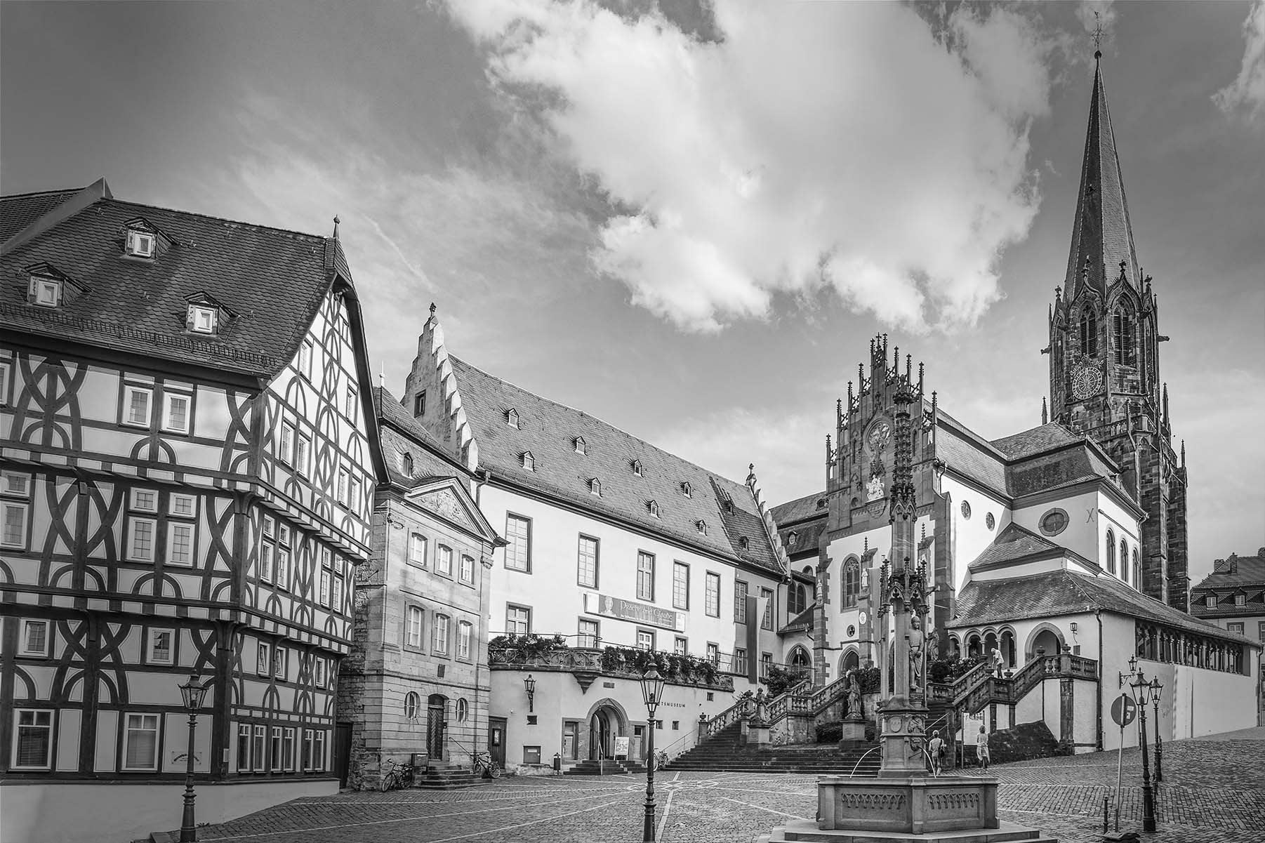 Schöne Altstadt mit einer Kirche im Hintergrund